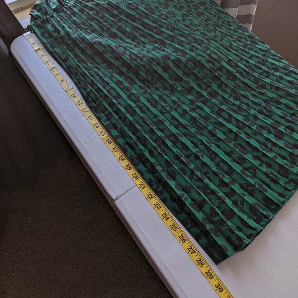 Leopard print dress with midi pleated skirt, lightweight wrinkle-free fabric - Picture 11 of 15